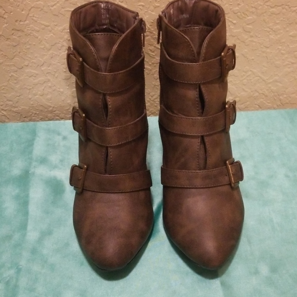 Wedge heel buckle boots